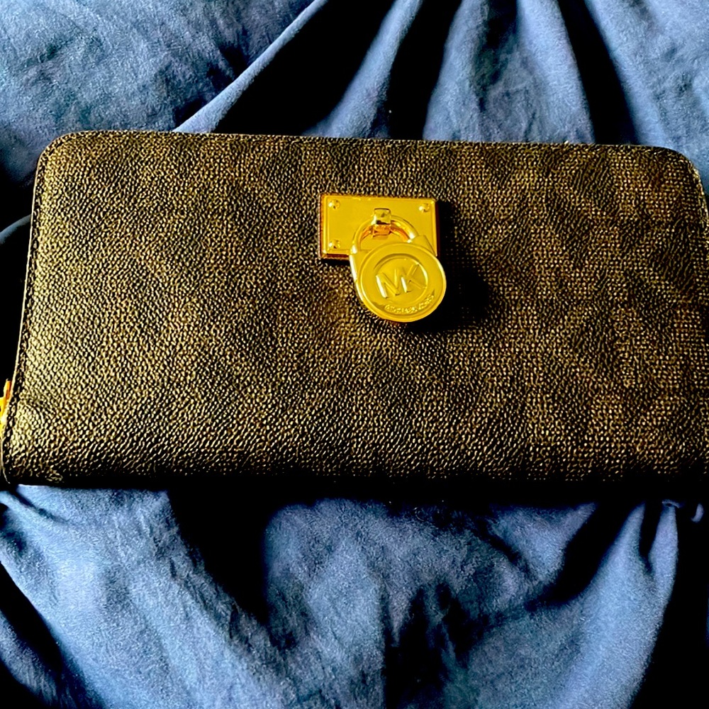 Michael Kors Large zip around wallet